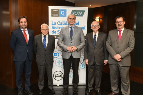 El consejero de Sanidad de Madrid, Enrique Ruiz Escudero, flanqueado por el viceconsejero de Humanización de la Asistencia Sanitaria, Fernando Prados, el presidente de PSN, Miguel Carrero, el presidente de la Fundación Ad Qualitatem, Alfredo Milazzo, y el viceconsejero de Sanidad, Manuel Molina.