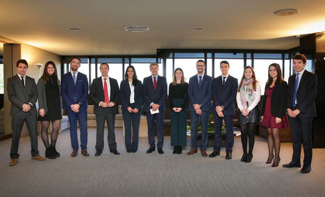 El consejero delegado, Gonzalo Gortázar, y el director general de Recursos Humanos y Organización, Francesc Xavier Coll, se reúnen con jóvenes empleados de CaixaBank