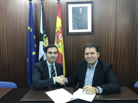 El director de oficina de PSN en Cádiz, José Luis Cardoso, y el presidente del Colegio de Médicos de Ceuta, José Enrique Roviralta.