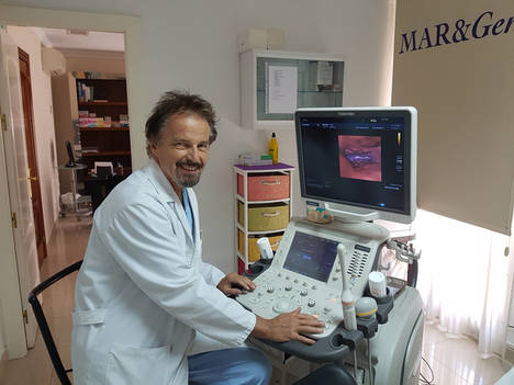 El doctor Jan Tesarik analizando imágenes virtuales en la pantalla del ecógrafo.