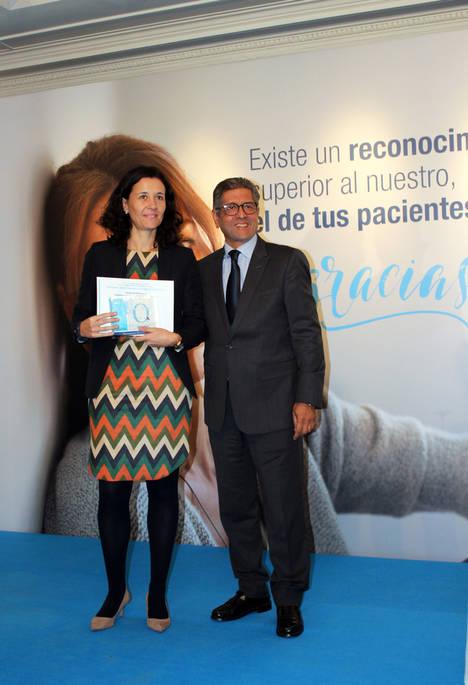 Elena Tapiador, directora ejecutiva de Servicios de Ibermutuamur, en el momento de recibir la nueva acreditación QH a la calidad asistencial, de manos de Antonio Bernal, presidente de la Alianza General de Pacientes.