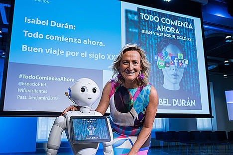 El humanoide Pepper presenta por primera vez un libro en espacio Fundación Telefónica