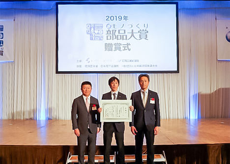 De izqda. a dcha.: Kazuo Miyaguchi, Presidente del Centro de Tecnología Lineal, NSK Ltd.; Keitaro Oka, Subgerente del Centro de Tecnología Lineal, NSK Ltd.; y Shigeharu Kobayashi, Director general del Centro de Tecnología Lineal, NSK Ltd.