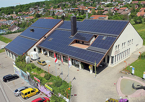 Cubierta solar integrada en instalación hotelera en Alemania.