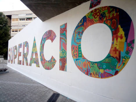 Un gran mural pintado por DKV, Boa Mistura y los niños ingresados en el hospital renueva la entrada del Materno infantil Vall d’Hebron