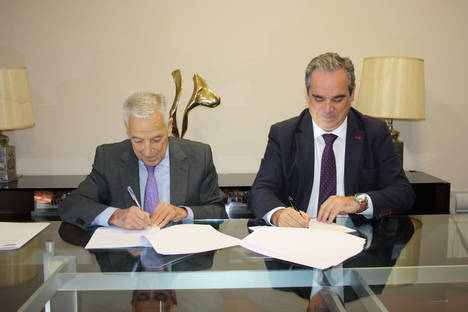 El presidente de PSN, Miguel Carrero, y el presidente del Consejo General de Colegios de Farmacéuticos, Jesús Aguilar.