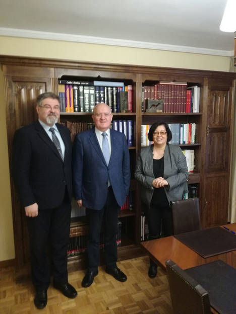 El presidente del Colegio de Médicos de Soria, José Ramón Huerta, flanqueado por Pedro Pineda, director de la oficina de PSN en Soria, y Reyes Morán, directora territorial de PSN Castilla y León.