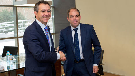 El presidente de la Federación Nacional de Trabajadores Autónomos-ATA, Lorenzo Amor, y el presidente de Cajamar, Eduardo Baamonde.