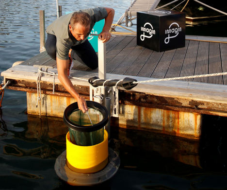 El primer ‘imagin Seabin’ se ha instalado en el Moll de la Fusta, Puerto de Barcelona.