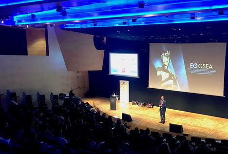 El profesor Conor Neill durante la final de EO GSEA en CosmoCaixa.