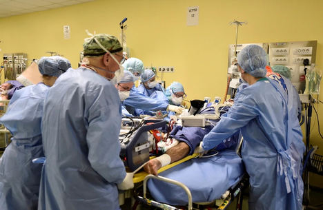 El staff médico del hospital San Raffaele de Milán trata a un paciente con COVID-19. 