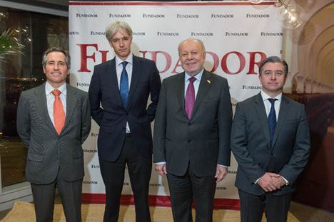 De izqda a dcha: Jorge Domecq Bohorquez, Managing Director de Emperador Spain; Santiago Velo de Antelo, Presidente de la Academia de la Diplomacia; Philippe Jones Lhuillier, Embajador de Filipinas en España; y Joan Cortés Vilardell, Chief Operations Officer de Emperador Spain.