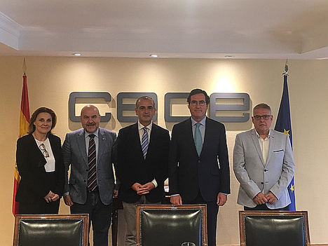 De izqrda. a dcha.: La directora de la Plataforma del Tercer Sector, Elena Rodríguez; el vicepresidente de Incidencia Política e Impulso Normativo de la PTS, Luis Cayo Pérez Bueno; el presidente de la PTS, Luciano Poyato; el presidente de CEOE, Antonio Garamendi; y el vicepresidente de Acción Política e Institucional de la PTS, Carlos Susías.
