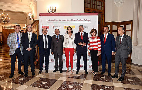 Pedro Mier, presidente de AMETIC; Emilio Lora-Tamayo, Rector Magnífico de la Universidad Internacional Menéndez Pelayo; Reyes Maroto, Ministra de Industria, Comercio y Turismo; Pablo Zuloaga, delegado del Gobierno en Cantabria; María Teresa Gómez Condado, directora general de AMETIC; Manuel Iturbe, director de Empresas de Banco Santander España; y José Juan Pérez-Tabernero, director de Relaciones Institucionales de Banco Santander España. 