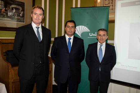 De izda a decha: Ralph Elder, Director General Adjunto en España de BNY Mellon, Pedro Martos, Director Comercial de Unicorp Patrimonio. Rafael Romero, Director de Inversiones de Unicorp Patrimonio