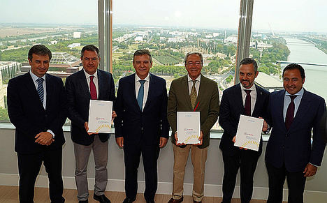 Izq. a dcha.: Rafael Sánchez, director de Relaciones Institucionales de Endesa Andalucía y Extremadura; Juan Espadas, alcalde de Sevilla; Francisco Arteaga, director general Endesa Andalucía y Extremadura; Rogelio Velasco, consejero de Economía, Conocimiento, Empresas y Universidad de la Junta de Andalucía; Juan Bravo, consejero de Hacienda, Industria y Energía de la Junta de Andalucía y Ricardo Antúnez, delegado del Gobierno en Sevilla de la Junta de Andalucía.