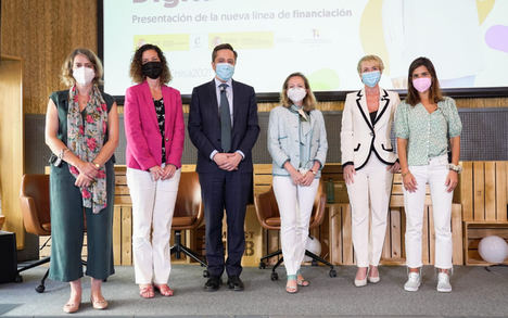 De izqda. a dcha.: Teresa López, presidenta de Fademur; Elena González-Blanco, directora general para Europa de Cover Wallet; José Bayón, CEO de ENISA; Nadia Calviño, vicepresidenta primera y ministra de Asuntos Económicos y Transformación Digital; Carme Artigas, secretaria de Estado de Digitalización e Inteligencia Artificial; Claudia de la Riva, CEO de Nannif.