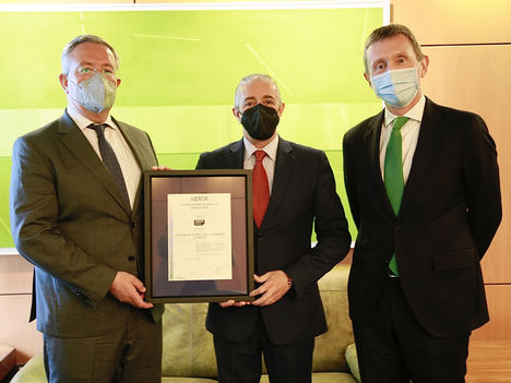 De izq. a dcha.: Antonio Romero Casado, director general de Caja Rural de Asturias; Martín Pita, director Región Atlántica de AENOR; y José María Quirós Zarauza, responsable de Cumpliento Normativo de Caja Rural de Asturias.
