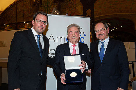 De izqda. a dcha.: Raül Blanco, Secretario General de Industria y PYME del Ministerio de Industria, Comercio y Turismo; Ángel Iglesias, fundador y presidente de IKUSI; Pedro Mier, presidente de AMETIC. 