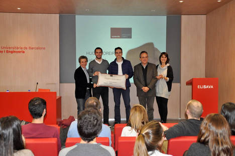 De izda a dcha: Ferran Morgui, diseñador y creador del estudio Morguisunico; Franc Dinarés Marketing Manager Crevin; Hugo Moreira, estudiante ganador; Josep Puig, Coordinador de Master en diseño y desarrollo de producto; Cristina Taverner, Profesora de Master en diseño y desarrollo de producto.