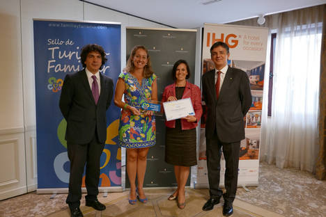 Entrega Sello Turismo Familiar IHG. De izqda a dcha, Mario Garcés, Eva Holgado, Margherita Raimondi y Manrique Rodríguez.