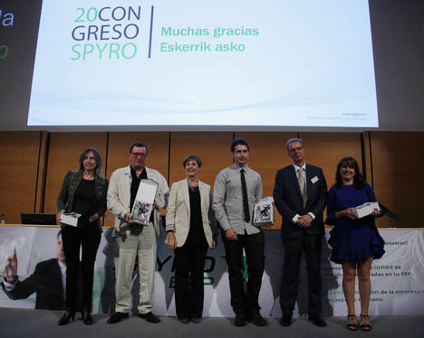 Entrega de los Premios SPYRO con Arantxa Tapia y el Director Gerente de SPYRO, Ricado González.