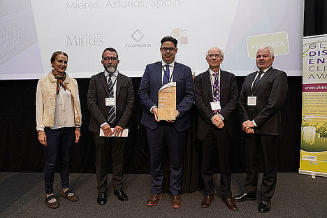 Recogieron el premio por Grupo HUNOSA Felipe González, director de Energía y Desarrollo de Negocio (centro), y Juan Enrique Álvarez, jefe del departamento de Energías Renovables, segundo por la izquierda.