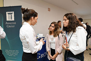 Estudiantes de máster de economía, entrevistados por cazatalentos de empresas punteras