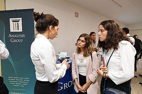 Estudiantes de máster de economía, entrevistados por cazatalentos de empresas punteras
