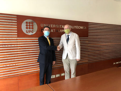 Evarist Llenas, director de Prevención de Asepeyo y Daniel Crespo, rector de la UPC.
