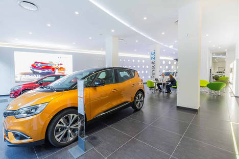 Renault presenta de la mano de Nuria Roca una transformación en sus concesionarios