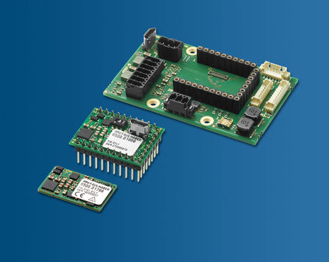 FAULHABER presenta dos nuevos controladores de movimiento: el MC3001B (primer plano) y el MC3001P (centro) que tienen en común su extrema miniaturización. Al fondo se muestra la placa base correspondiente del kit inicial. 