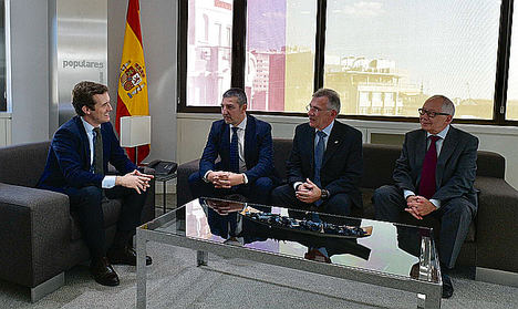 Pablo Casado se compromete a apoyar las acciones de FEDE contra Discriminación Laboral