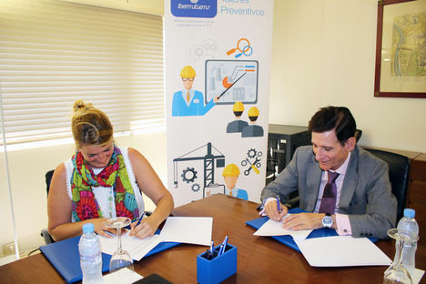 Mona Biegstraaten, presidenta de la Asociación DreamIT, y Heraclio Corrales Romeo, director general de Ibermutuamur.