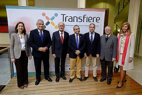 De izqda a dcha: Natalia Sánchez, vicepresidenta ejecutiva de la Confederación de Empresarios de Málaga (CEM); Antonio Ramírez de Arellano, consejero de Economía y Conocimiento de la Junta de Andalucía; Francisco de la Torre, alcalde de Málaga; José Ángel Narváez, rector de la Universidad de Málaga; Elías Bendodo, presidente de la Diputación Provincial de Málaga; Felipe Romera, presidente del comité organizador de Foro Transfiere y de la Asociación de Parques Científicos y Tecnológicos de España (APTE), y Aurora María Martínez, gerente de Instituciones de Santander. 