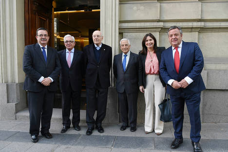 A las puertas del Palacio de Gamazo, desde la izquierda, Manuel Molina, viceconsejero de Sanidad de la Comunidad de Madrid, Jesús Sánchez Martos, consejero de Sanidad madrileño, José Manuel Romay Beccaría, presidente del Consejo de Estado, Miguel Carrero, presidente de PSN, Belén Prado, viceconsejera de Políticas Sociales y Familia de la Comunidad de Madrid, y Julio Ancochea, presidente de la Asociación de Médicos Gallegos (Asomega).