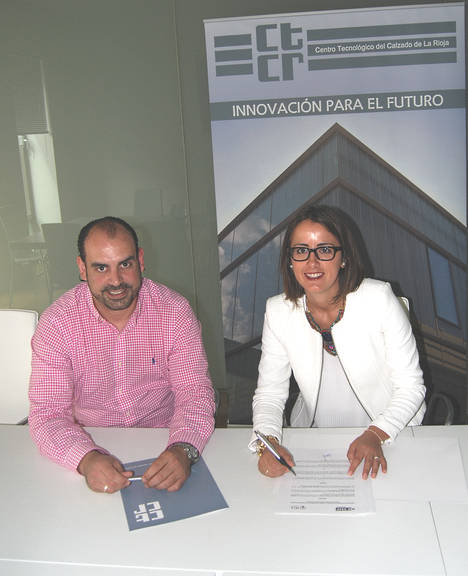 El Director-Gerente del CTCR, Javier Oñate, junto a la Abogada y Directora de SGA Legal, María León, durante la firma del convenio