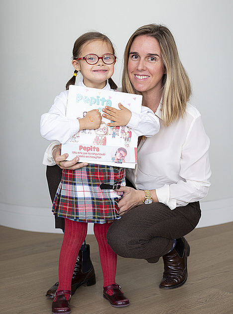 Fabiola Arroyo con su hija Pepita y el libro Pepita es especial.