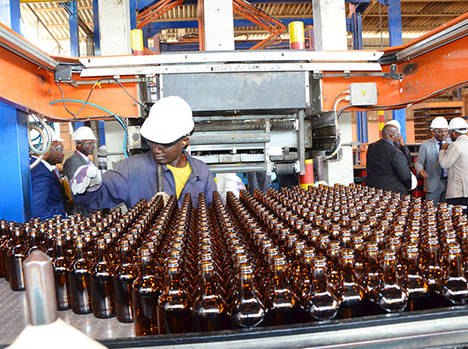 Fábricas, como la de vidrio que aparece en la imagen, se han renovado con maquinaria moderna.