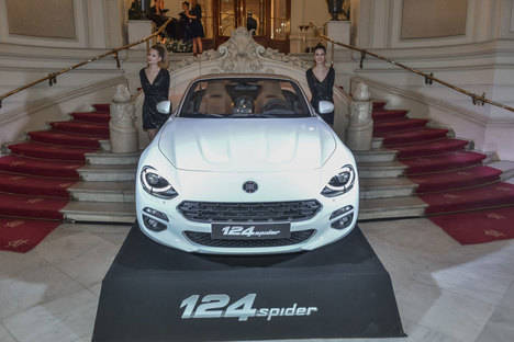 El Fiat 124 Spider protagonista