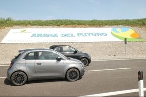 El Fiat 500 eléctrico carga su batería mientras circula en la arena del futuro
 