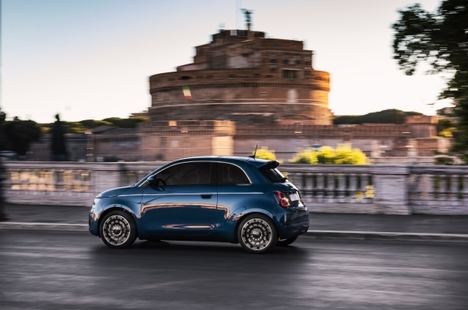 Debut del nuevo Fiat 500 “La Prima” en versión berlina