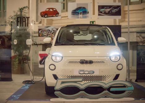 El FIAT 500e estará estas navidades en la pista de hielo de Cibeles