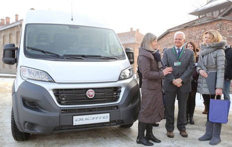 Fiat y el Grupo Directivos Fiat entregan un Ducato al museo de Auschwitz-Birkenau