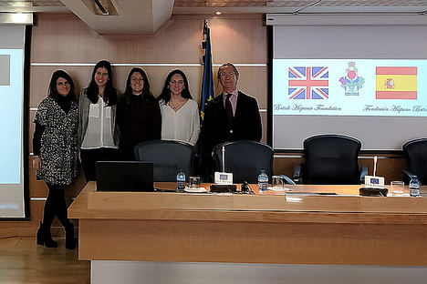 Fidel López Alvarez, Embajador de España y Presidente de la FHB con las autoras del Informe.