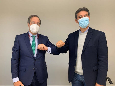 De izqda. a dcha.: Gaspar González-Palenzuela, director de Sostenibilidad de Sareb, y Kenneth Martínez Molina, alcalde de El Vendrell.