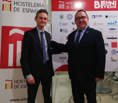 De izqda. a dcha.: Sergio Isabel, director comercial de Repagas y José Luis Yzuel, presidente de Hostelería de España. 
