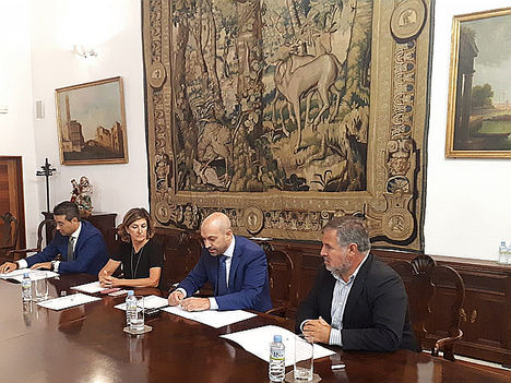 Firma convenio II edición Sámara Emprende.