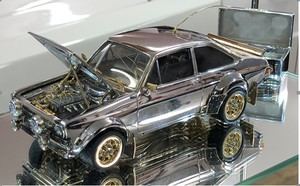 Una maqueta del Ford Escort hecha de oro, plata y diamantes