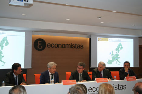 De izda. a dcha: Pascual Fernández, vicepresidente del Consejo General de Economistas; Valentín Pich, presidente del Consejo General de Economistas; Álvaro Nadal,  ministro de Energía, Turismo y Agenda Digital; Antonio Pedraza, presidente de la Comisión Financiera del Consejo General de Economistas, y Juan Carlos De Margarida, secretario del Consejo General de Economistas. 